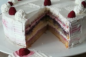 Desert tort cu crema de mascarpone si fructe de padure