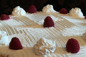 Desert tort cu crema de mascarpone si fructe de padure