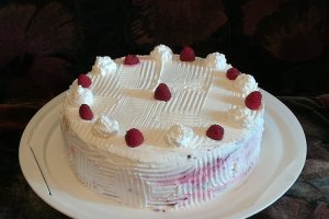 Desert tort cu crema de mascarpone si fructe de padure