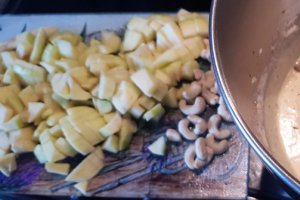 Desert muffin cu mere si nuci de caju (fara gluten, low carb)