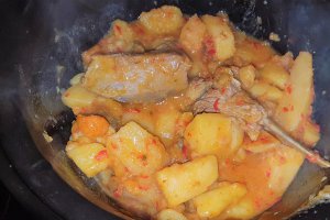 Gulas de batal cu cartofi la slow cooker Crock-Pot