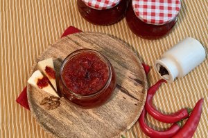 Dulceata de ardei iuti cu ceapa rosie