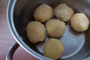 Budinca de cartofi cu branza si carnati