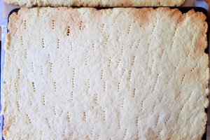 Desert prajitura cu foi pe dosul tavii si umplutura de mere
