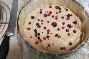 Desert tort cu crema bavareza de ciocolata si fructe de padure