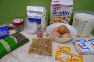 Desert crema de vanilie cu stafide, la pahar