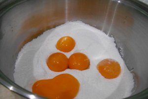 Desert crema de vanilie cu stafide, la pahar