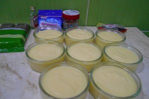 Desert crema de vanilie cu stafide, la pahar