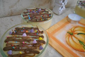 Desert crema de vanilie cu stafide, la pahar