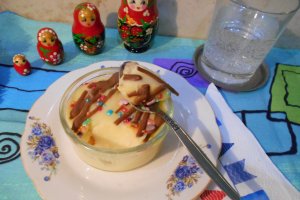Desert crema de vanilie cu stafide, la pahar