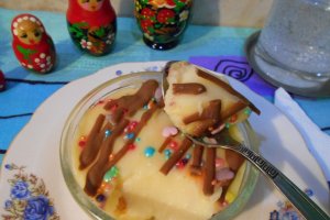 Desert crema de vanilie cu stafide, la pahar