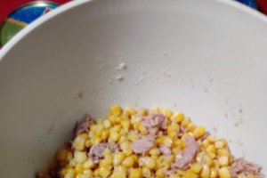 Salata de ton cu porumb si maioneza