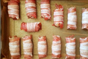 Chiftele din carne de porc invelite in bacon