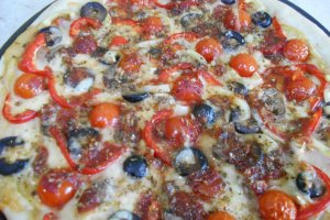 Pizza cu sunca, ardei si ciuperci