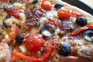 Pizza cu sunca, ardei si ciuperci