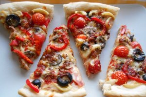 Pizza cu sunca, ardei si ciuperci
