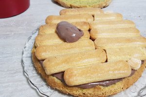 Desert tort cu crema de ciocolata si rom