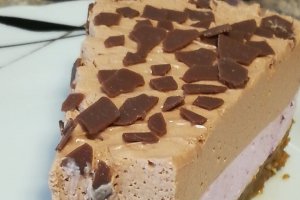 Desert cheesecake, cu ciocolata si fructe de padure
