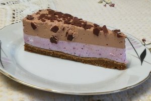 Desert cheesecake, cu ciocolata si fructe de padure