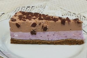 Desert cheesecake, cu ciocolata si fructe de padure