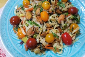 Scoici cu taitei de orez si oregano