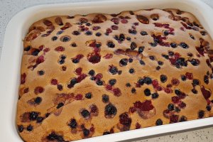 Pandispan cu fructe de padure - Reteta simpla pentru un desert pufos cu fructe