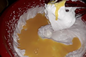 Desert tort de mere cu caramel si frisca