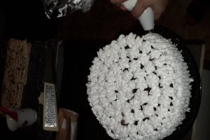 Desert tort de mere cu caramel si frisca