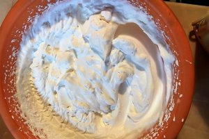 Desert tort cu biscuiti si agrise
