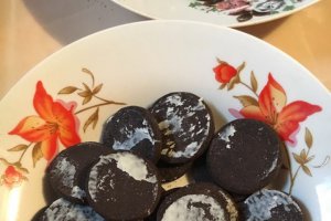 Desert tort cu biscuiti si agrise
