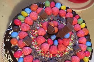 Desert tort cu biscuiti si agrise