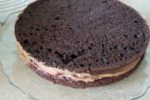 Desert tort cu crema de ciocolata si gem de zmeura - reteta nr. 900