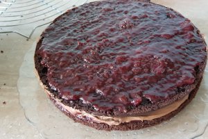 Desert tort cu crema de ciocolata si gem de zmeura - reteta nr. 900