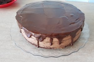 Desert tort cu crema de ciocolata si gem de zmeura - reteta nr. 900