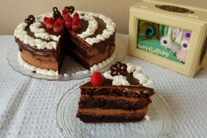 Desert tort cu crema de ciocolata si gem de zmeura - reteta nr. 900