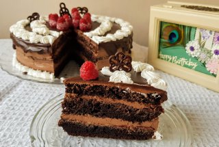 Desert tort cu crema de ciocolata si gem de zmeura - reteta nr. 900