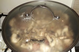 Tocanita de ciuperci cu carnat afumat