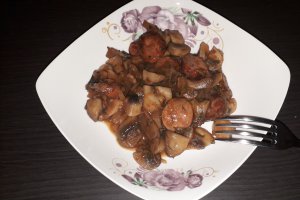Tocanita de ciuperci cu carnat afumat