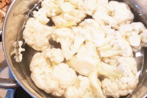 Salata de conopida cu rosii uscate si cabanos