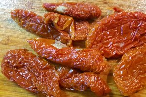 Salata de conopida cu rosii uscate si cabanos