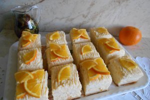 Desert prajitura cu blat din albusuri si crema de portocale