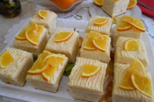 Desert prajitura cu blat din albusuri si crema de portocale