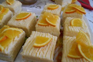 Desert prajitura cu blat din albusuri si crema de portocale