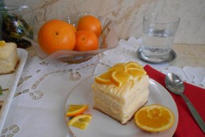 Desert prajitura cu blat din albusuri si crema de portocale