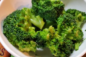 Salata cu carne si broccoli