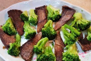 Salata cu carne si broccoli