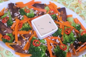 Salata cu carne si broccoli