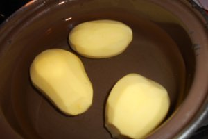 Cartofi cu branza si bacon la cuptor