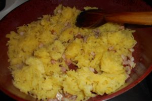 Cartofi cu branza si bacon la cuptor