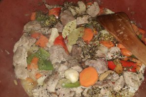 Tocanita de legume cu carne de porc